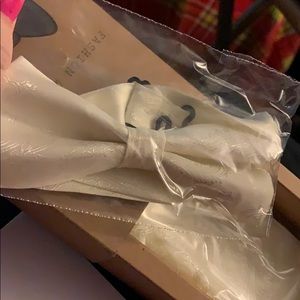 NWT Off White Mens bow tie and pocket square